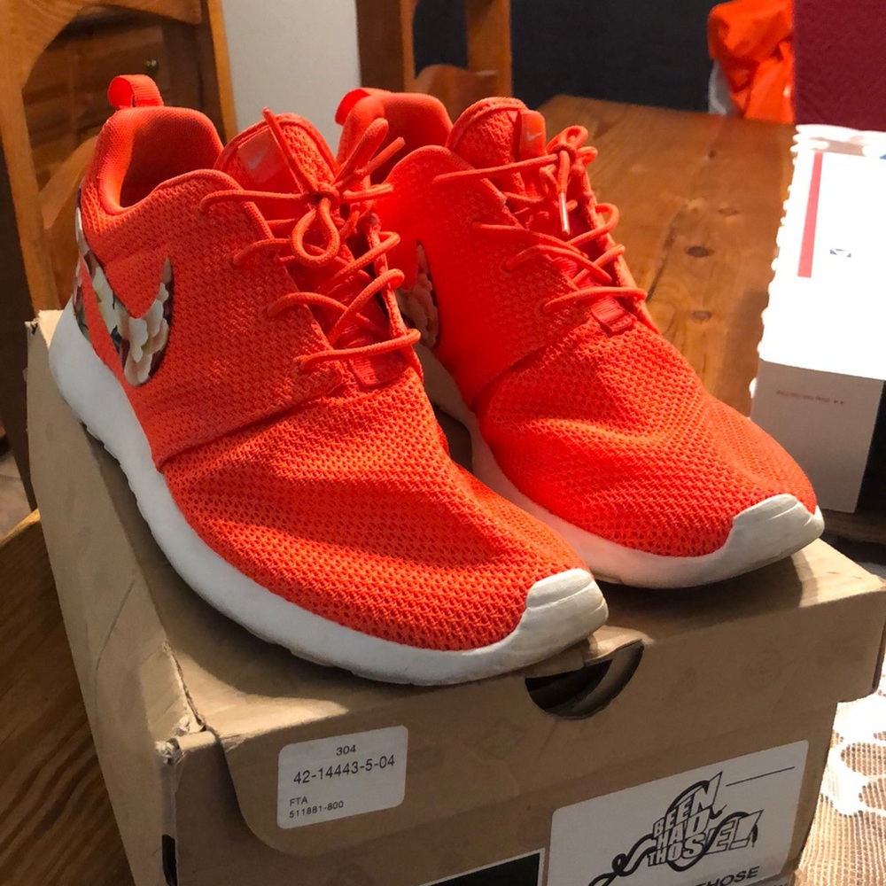 Custom nike roshe runs size 10